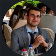 Esperto giovane di storia, con un'energia unica e un'ampia conoscenza, offre lezioni dinamiche e coinvolgenti per tutti.